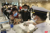 Lực lượng kiểm soát dịch bệnh thực hiện kiểm tra y tế hành khách tại sân bay