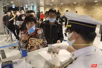 Sở Y tế TP Đà Nẵng chỉ đạo Trung tâm Kiểm soát bệnh tật phối hợp liên ngành tại cửa khẩu; phối hợp chặt chẽ với cảng vụ hàng không, hãng hàng không, công an cửa khẩu để ứng phó với dịch bệnh do virus Nipah gây ra.