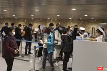 Người dân, du khách đeo khẩu trang làm thủ tục tại sân bay (Ảnh Xuân Mai/viettimes.vn)