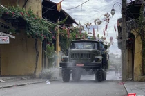 Lực lượng phòng hoá phun thuốc khử khuẩn tại phố cổ Hội An để phòng dịch COVID-19