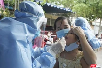 Lực lượng y tế Đà Nẵng lấy mẫu xét nghiệm COVID-19 tại cộng đồng