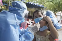 Lực lượng y tế Đà Nẵng lấy mẫu xét nghiệm COVID-19 tại cộng đồng