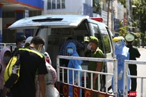 Lực lượng y tế làm việc tại khu vực cách ly, phong tỏa vì dịch COVID-19