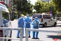 Nhân viên y tế thực hiện công tác phòng chống dịch COVID-19 trong thời điểm dịch bệnh bùng phát