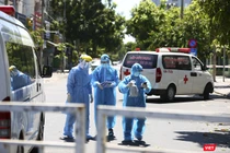 Nhân viên y tế thực hiện công tác phòng chống dịch COVID-19 trong thời điểm dịch bệnh bùng phát