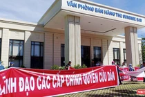 Liên quan đến vụ án "Vũ nhôm", khách hàng mua nhà tại dự án liên tục tập trung tại văn phòng dự án kêu cứu, đòi quyền lợi.