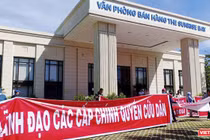 Liên quan đến vụ án "Vũ nhôm", khách hàng mua nhà tại dự án liên tục tập trung tại văn phòng dự án kêu cứu, đòi quyền lợi.