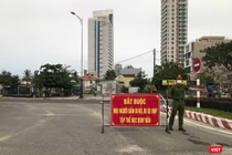 Chốt kiểm soát dịch COVID-19 yêu cầu người dân không đi vào khu vực phong toả