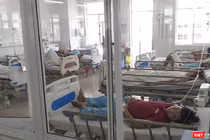 Các bệnh nhân bị ngộ độc thực phẩm do ăn phải đồ nhiễm khuẩn điều trị tại Bệnh viện Đà Nẵng