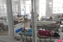 Các bệnh nhân vụ ngộ độc thực phẩm xảy ra trên địa bàn huyện Hòa Vang đang được điều trị tại bệnh viện