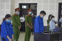 Các bị cáo tại phiên tòa xét xử vụ án “Tổ chức cho người khác nhập cảnh Việt Nam trái phép” diễn ra sáng 29/8.