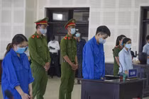 Các bị cáo tại phiên tòa xét xử vụ án “Tổ chức cho người khác nhập cảnh Việt Nam trái phép” diễn ra sáng 29/8.