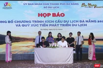 Đại diện các doanh nghiệp kinh doanh dịch vụ di lịch ký cam kết tham gia chương trình giảm giá kích cầu du lịch Đà Nẵng 2020