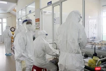 Nhân viên y tế làm việc tại khu vực điều trị bệnh nhân mắc COVID-19