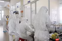 Nhân viên y tế làm việc tại khu vực điều trị bệnh nhân mắc COVID-19