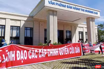 Khách hàng căng băng rôn đòi đất tại một vụ tranh chấp đất đai ở Đà Nẵng