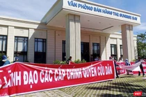 Khách hàng căng băng rôn đòi đất tại một vụ tranh chấp đất đai ở Đà Nẵng