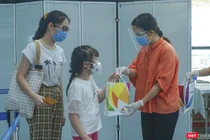 Du khách mắc kẹt tại Đà Nẵng do dịch COVID-19 được đích thân lãnh đạo Sở Du lịch tiễn ra sân bay.