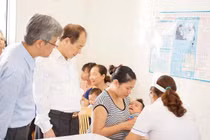 Trẻ được tiêm vắc xin (ảnh Chi Lê)