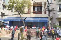 Khách hàng mua đất của Công ty cổ phần Bách Đạt An căng băng rôn đòi đất và sổ đỏ trước văn phòng đại diện của công ty này trên đường Nguyễn Du vào sáng ngày 4/3