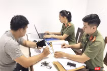 Lực lượng PA 83 - Công an Đà Nẵng đang làm việc với N.T.Đ (1997), quản trị viên trang fanpage “Tin Nóng Đà Nẵng” vì nội dung đăng tin sai sự thật (ảnh PA83 cung cấp)