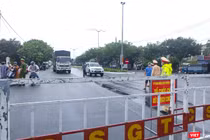 Lực lượng công an làm việc tại chốt kiểm soát dịch COVID-19 tại cửa ngõ dẫn vào TP Đà Nẵng