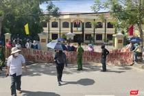 Rất đông người dân là khách hàng mua đất nền liên quan đến 2 doanh nghiệp Bách Đạt An và Hoàng Nhất Nam đã tập trung tại cổng trụ sở TAND thị xã Điện Bàn (tỉnh Quảng Nam) để phản ánh vụ việc và yêu cầu được bảo vệ quyền lợi.