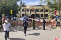 Rất đông người dân là khách hàng mua đất nền liên quan đến 2 doanh nghiệp Bách Đạt An và Hoàng Nhất Nam đã tập trung tại cổng trụ sở TAND thị xã Điện Bàn (tỉnh Quảng Nam) để phản ánh vụ việc và yêu cầu được bảo vệ quyền lợi.