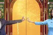 Phó Chủ tịch UBND tỉnh Phan Thiên Định cùng đại diện Facebook tại Việt Nam ấn nút hợp tác trên nền tảng trực tiếp của kênh Facebook (ảnh thuathienhue.gov.vn)