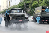 Lực lượng phòng hoá phun thuốc khử khuẩn tại các khu vực có ca mắc COVID-19