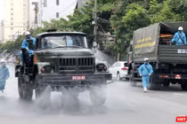 Lực lượng phòng hoá phun thuốc khử khuẩn tại các khu vực có ca mắc COVID-19