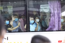 Đoàn bác sỹ của Sở Y tế tỉnh Thừa Thiên Huế và tỉnh Bình Định chào tạm biệt Đà Nẵng sau hơn 20 ngành chung tay với Đà Nẵng chống dịch COVID-19.