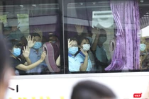 Đoàn bác sỹ của Sở Y tế tỉnh Thừa Thiên Huế và tỉnh Bình Định chào tạm biệt Đà Nẵng sau hơn 20 ngành chung tay với Đà Nẵng chống dịch COVID-19.