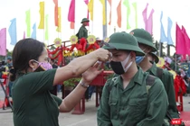 Thanh niên nhập ngũ được kiểm tra thân nhiệt ngay tại lễ tuyển quân