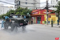 Lực lượng y tế quân đội phun thuốc khử khuẩn phòng chống dịch COVID-19