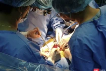 Ê kíp bác sĩ Bệnh viện Đà Nẵng đang thực hiện ca ghép thận cho bệnh nhân