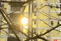 Kính phản quang màu vàng tại Tổ hợp khách sạn và căn hộ P.A Tower (trên đường Như Nguyệt) gây chói