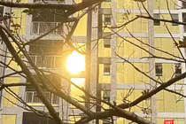 Kính phản quang màu vàng tại Tổ hợp khách sạn và căn hộ P.A Tower (trên đường Như Nguyệt) gây chói