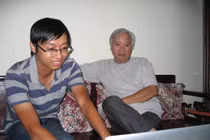 KTS Đinh Việt Phương giới thiệu công nghệ bảo tàng ảo với GS Nguyễn Văn Huy - nguyên giám đốc Bảo tàng Dân tộc học.