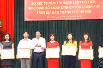 Phó Chủ tịch UBND TP Hà Nội Lê Hồng Sơn trao tặng Bằng khen của Chủ tịch UBND TP Hà Nội cho các tập thể. Ảnh: Thái San 