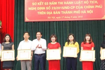 Phó Chủ tịch UBND TP Hà Nội Lê Hồng Sơn trao tặng Bằng khen của Chủ tịch UBND TP Hà Nội cho các tập thể. Ảnh: Thái San 