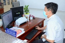 Chuyên viên Trung tâm Phục vụ hành chính công tỉnh Tiền Giang tiếp nhận hồ sơ trực tuyến. Ảnh: tiengiang.gov.vn. 