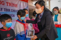 Bí thư Tỉnh ủy Thái Nguyên Nguyễn Thanh Hải tặng máy tính bảng cho học sinh nghèo thị xã Phổ Yên.