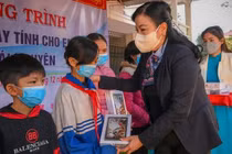 Bí thư Tỉnh ủy Thái Nguyên Nguyễn Thanh Hải tặng máy tính bảng cho học sinh nghèo thị xã Phổ Yên.