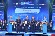 Ông Phùng Việt Thắng, Giám đốc Kinh Doanh Microsoft Việt Nam vinh dự nhận giải thưởng.