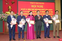 Bộ trưởng Bộ Thông tin và Truyền thông Nguyễn Mạnh Hùng tặng Kỷ niệm chương "Vì sự nghiệp Thông tin và truyền thông" cho Bí thư Tỉnh ủy Thái Nguyên Nguyễn Thanh Hải và 4 cá nhân.