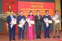 Bộ trưởng Bộ Thông tin và Truyền thông Nguyễn Mạnh Hùng tặng Kỷ niệm chương "Vì sự nghiệp Thông tin và truyền thông" cho Bí thư Tỉnh ủy Thái Nguyên Nguyễn Thanh Hải và 4 cá nhân.