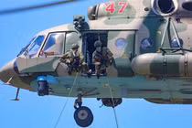 Lực lượng đặc nhiệm Nga tiếp nhận "xe tăng bay" Mi-8AMTSh-VN (Ảnh: AiF)