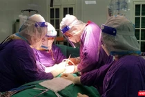 Ê kíp bác sĩ Bệnh viện Hữu nghị Việt Đức đang tiến hành ca mổ cho bệnh nhân