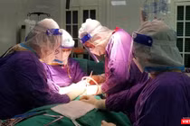 Ê kíp bác sĩ Bệnh viện Hữu nghị Việt Đức đang tiến hành ca mổ cho bệnh nhân